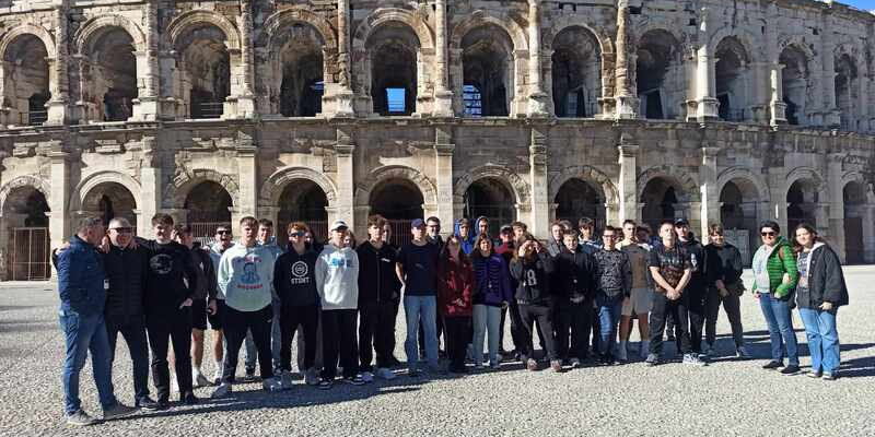 Uczniowie przed Amfiteatrem w nimes, francja. 