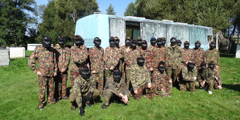 uczniowie podczas gry zespołowej paintball w Kolonii Szczercowskiej 