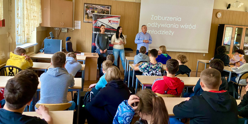 Uczniowie podczas wykładu w świetlicy szkolnej
