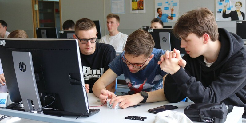 Uczniowie podczas pracy przy komputerze 