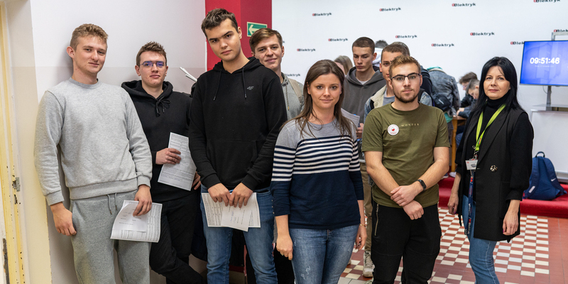 Uczniowie przed oddaniem krwi - zdjęcie grupowe 