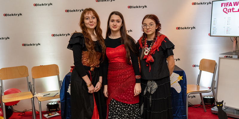 Uczennice w przebraniu wróżbitek