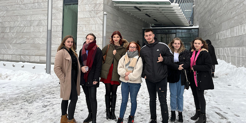  Uczniowie przed budynkiem Wydziału Filologicznego Uniwersytetu Łódzkiego 