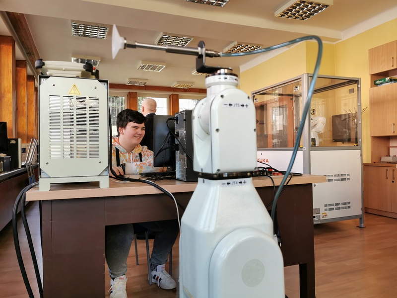 zdjęcie nr 5 - Uczniowie Elektryka próbowali swoich sił na Politechnice Częstochowskiej