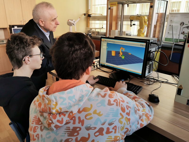 zdjęcie nr 8 - Uczniowie Elektryka próbowali swoich sił na Politechnice Częstochowskiej
