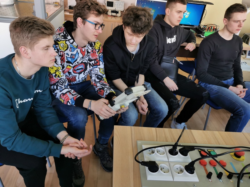 zdjęcie nr 10 - Uczniowie Elektryka próbowali swoich sił na Politechnice Częstochowskiej