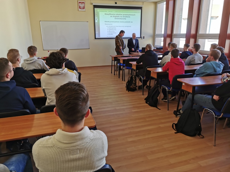 zdjęcie nr 14 - Uczniowie Elektryka próbowali swoich sił na Politechnice Częstochowskiej