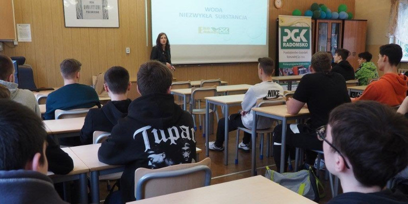 Uczniowie w sali podczas wykłady