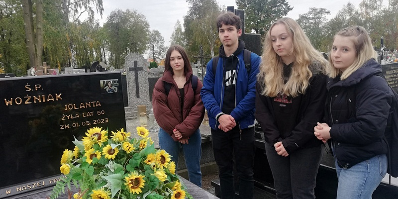  Uczniowie przy grobie