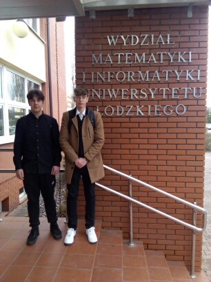 Uczniowie przed wejściem do Uniwersytetu Łódzkiego