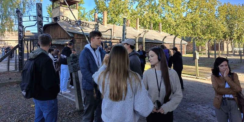 Uczniowie przed wejściem do Muzeum Auschwitz - Birkenau w Oświęcimiu