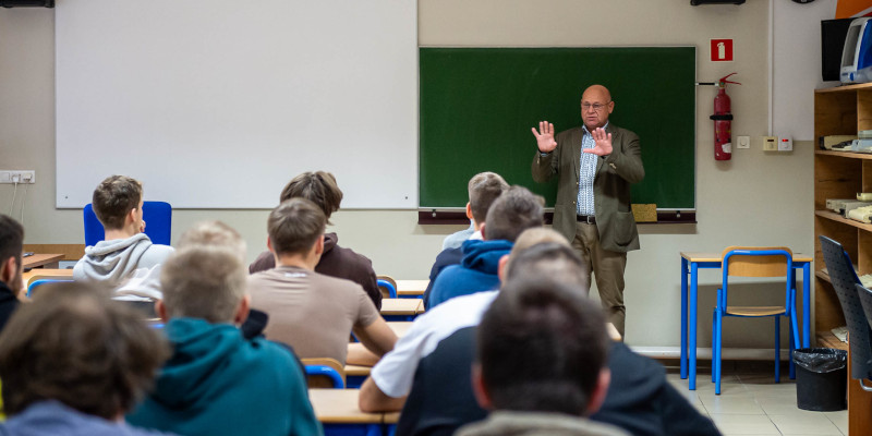 Uczniowie w sali podczas wykładu