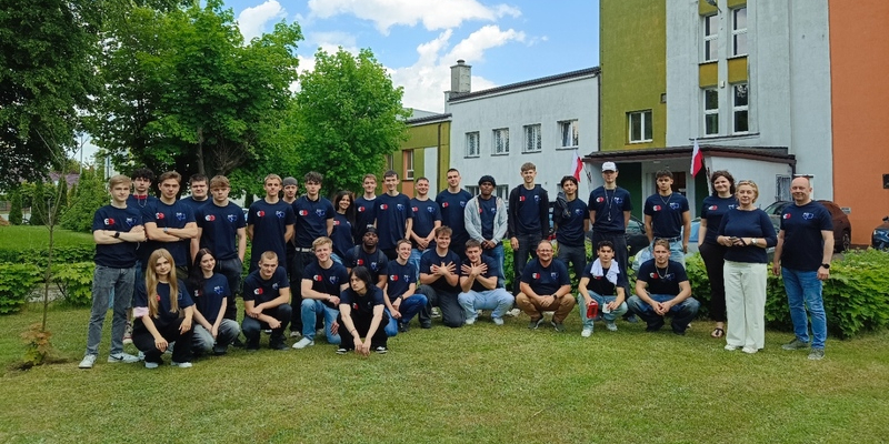  Uczniowie przed budynkiem szkoły - zdjęcie grupowe