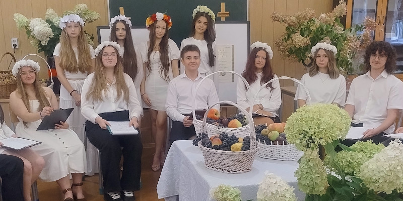 Uczniowie podczas montażu poetyckiego