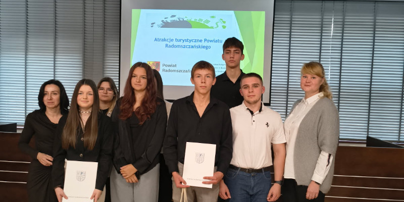 Ucznowie w Strostwie Powiatowym - zdjęcie grupowe