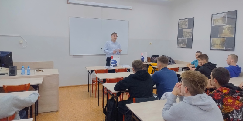 Uczniowie w sali podczas wykładu