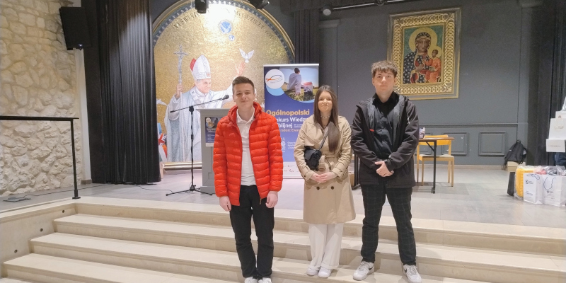  uczniowie Jan Nowicki, Wiktoria Burzyńska, Sebastian Młynarczyk 