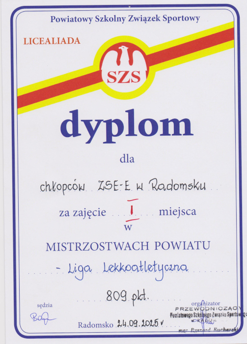 Dyplom dla chłopców ZSE-E za zajęcie I miejsca  w mistrzostwach powiatu
