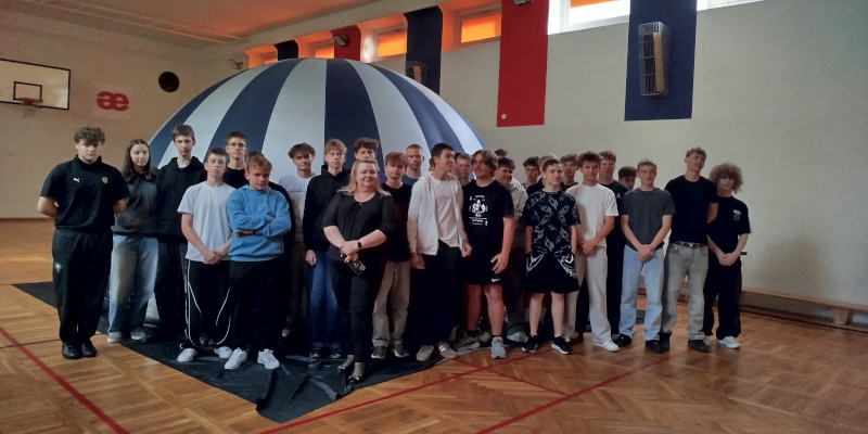 Uczniowie przed kinem sferycznym - zdjęcie grupowe